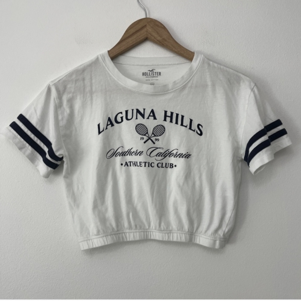 🌼 5 For 20$ 🌼Hollister Crop Graphic Tee Laguna Hills Athletic Club size